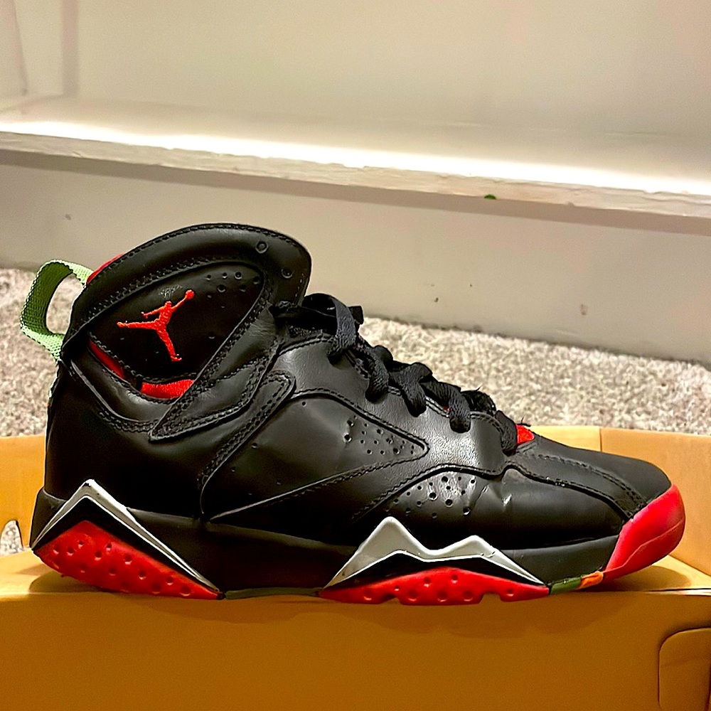 Air Jordan 7 retro Marvin the Martian sneaker size 6 GS. Purple/green/red/black.